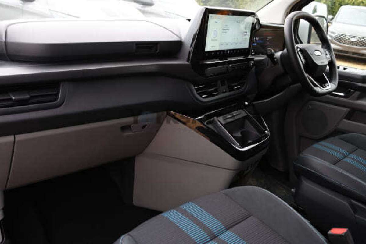 This is the Transit 320 Custom L1H1 DCiV Sport Hybrid vehicle.